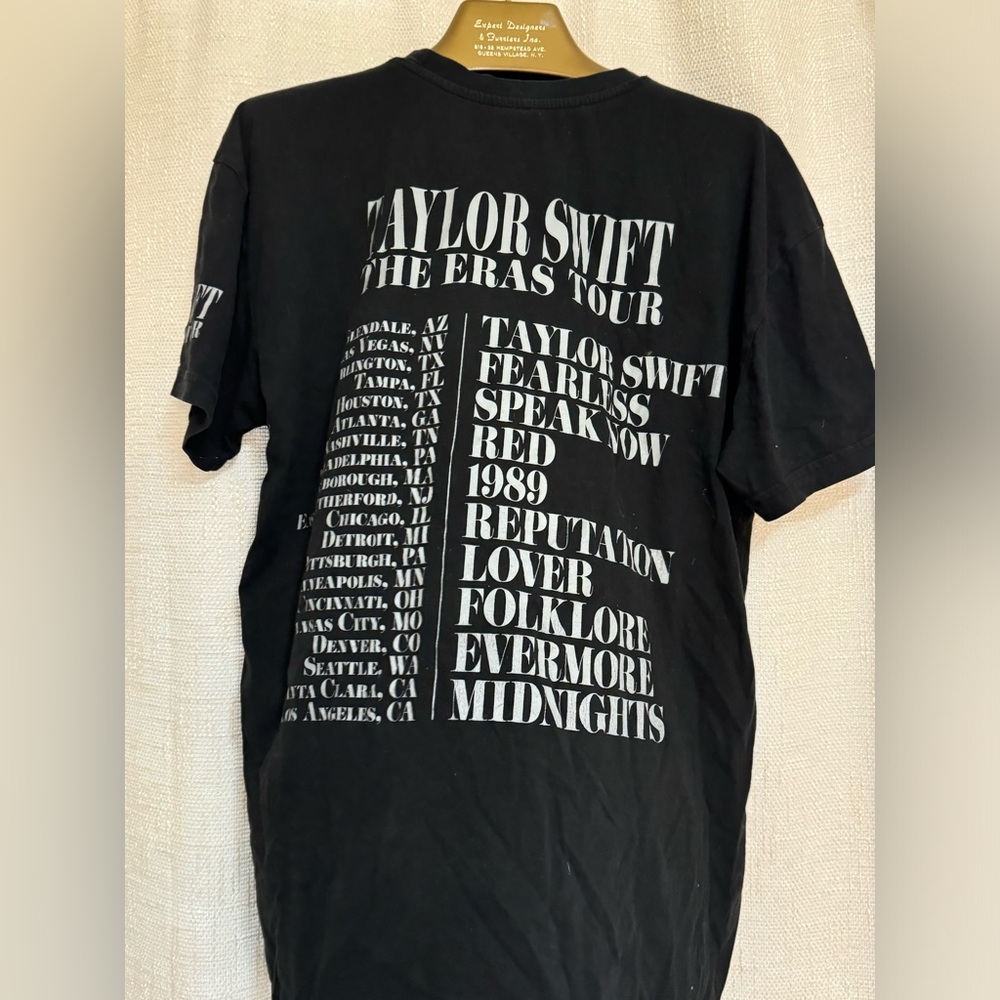 Taylor Swift Black Tour T-Shirt - Picture 2 of 3